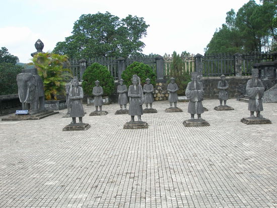 Ritter vor dem Grab sollen die Grabstaette bewachen