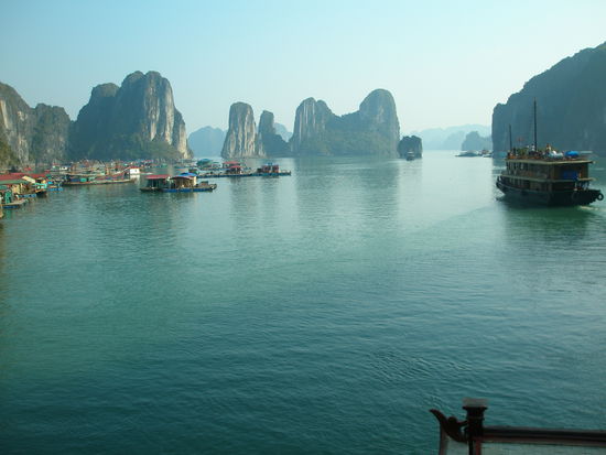 die vielen Inseln von Halong Bay, mit einem Fischerdorf auf der rechten Seite