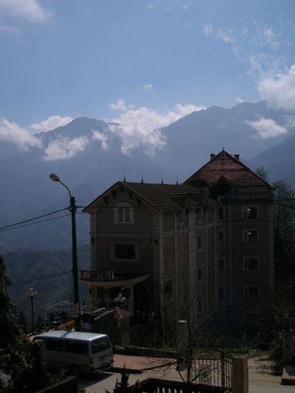 Ausblick von unserem Hotel auf das Summit Hotel mit herrlichem Ausblick im Hintergrund