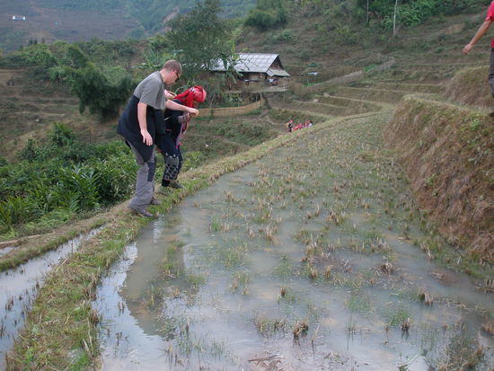 Richard beim balancieren auf den Reisfeldern. Am Ende mussten ihn 2 Frauen dabei helfen. Eine vorne und eine hinten. Die haben sich schief gelacht