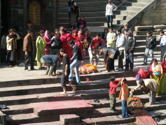 die Vorbereitung fuer die Einaescherung am Pashupatinath Temple