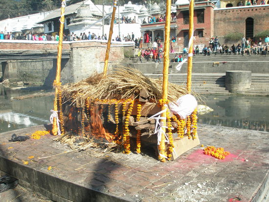 die Verbrennung der Leiche am Bagmati Fluss