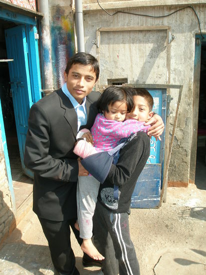 mein "toller" Tourguide. Eigenlich wollte ich die zwei Kinder fotografieren. Mein "toller" Tourguide wollte aber auch ins Bild.