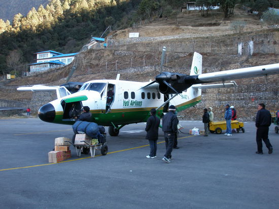 unser Flieger bei der Ankunft in Lukla, stolze 20 Personen passen in das Flugzeug