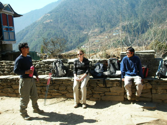 von rechts Gele unserer Tourguide, Ebony die Australierin mit der ich das Zimmer teilte und Jangbu der Assistent