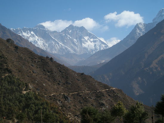 und hier unserer erster Blick auf Everest, welcher die Bergspitze hinter der ersten Bergreihe ist und ca. 20km entfernt ist.
