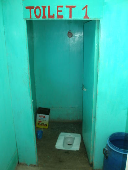 die Toilette in Orsha, das Wasserfass aus dem man Wasser selber nachschuettet war am morgen zugefrohen. Mein Zimmer war genau neben der Toilette.
