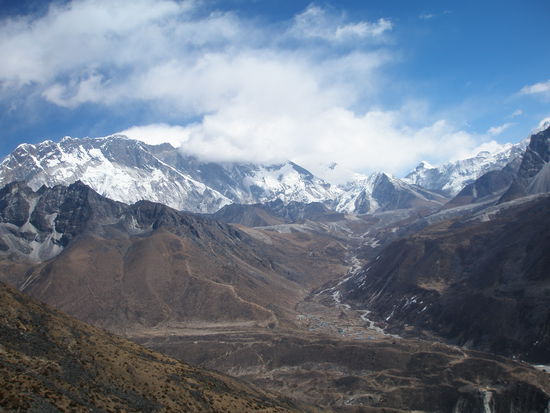 auf dem Weg oben auf den Berg. Man sieht Dingboche an dem Dreieck wo rechts der Fluss langgeht und nach links geht es zum Everest Base Camp