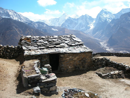 und dies ist das Haus wo die 60-70 Jaehrige Frau lebt und nach den Yaks schaut. Im Vordergrund sieht man die getrocknete Yak-Scheisse, die zum heizen verwendet wird