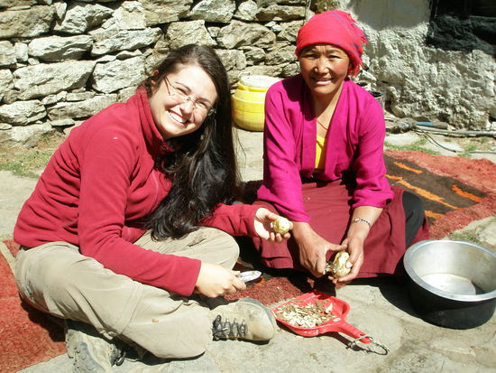 beim Kartoffelschaelen  Die gute Frau gehoert dem Kloster an und ist vor 20 Jahren aus Tibet den langen Weg ueber die Berge nach Thame geflohen, wo sie nun dem Kloster angehoert