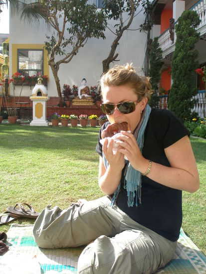 Ebony beim leckeren Donut essen...im Garten vom Kathmandu Gaestehaus