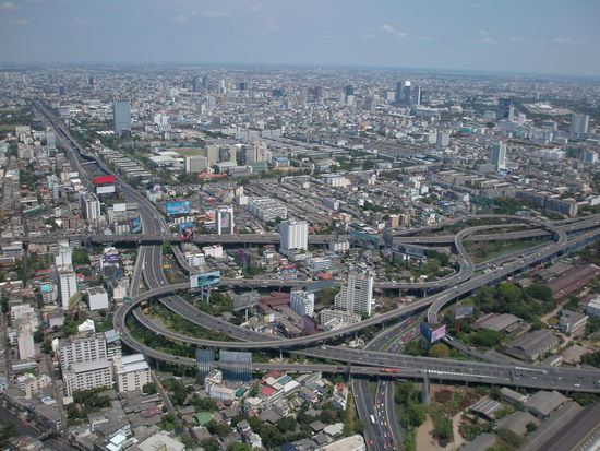 und das ist die Aussicht auf dem drehenden Aussichtsplatte auf die riessige Stadt Bangkok