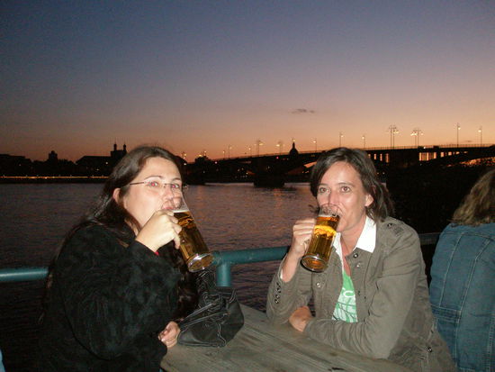 Meine Cousine Daniela und ich geniesen am Rheinufer in Mainz-Kastel ein Bier zum Feierabend