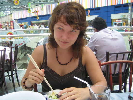 die Nudeln wurden vor meinen Augen (als sie schon im Topf auf dem Tisch standen) mit einer Schere zerschnitten 