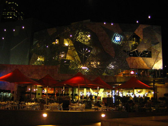 der Federation Square mit dem Ian Potter Centre (australische Kunstsammlung), vielen Museen und Cafes