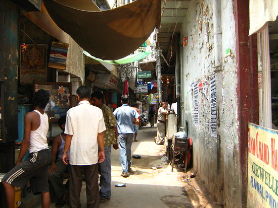 die Strasse zu unserem Guesthouse (Delhi)