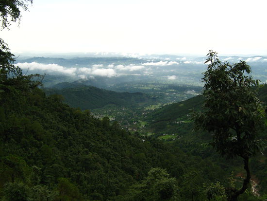 der Blick von MCLeodGanj (Bhagsu) auf Dharamsala mit sehr viel Regen