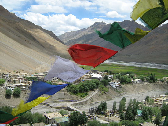 der schoenste Platz in Kaza, ugeben von Flaggen mit Blick von oben auf die Stadt