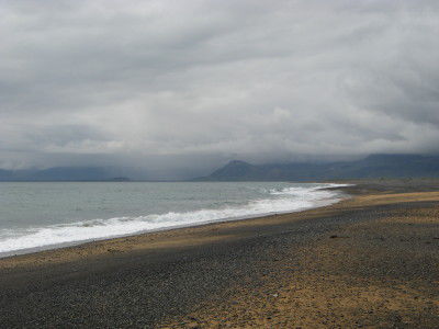 Am Strand mit Blick auf den Snaefellsjökull, der sich leider in Wolken hüllt....