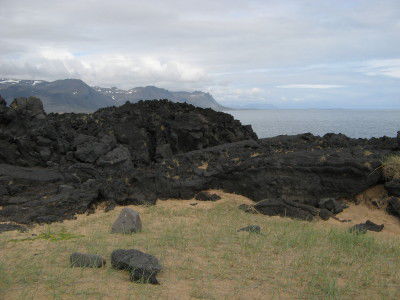 Lavafeld am Strand