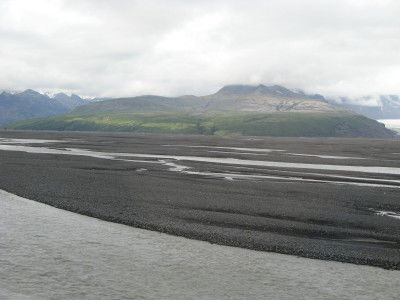 Gletscherflüsse und im Hintergrund der Skaftafell-Nationalpark