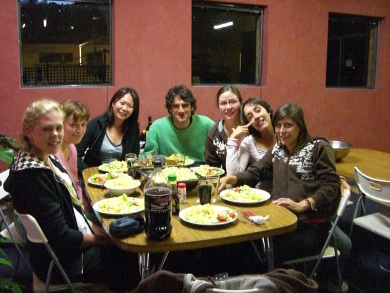 die 2. von links ist Vera und rechts am Tisch sitzen die 3 Schweizerinnen, die Mittlere hat ausnahmsweise mal was anderes an
PS: Dass war uebrigens an Weihnachten, ich hab mir einfach 2 Flaschen Wein reingeleert und bin dann pennen gegangen