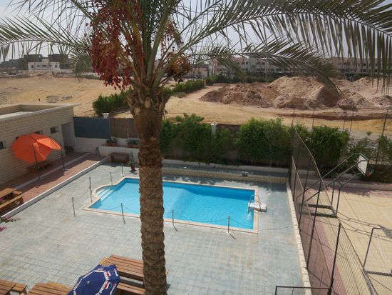 Blick aus dem Schulhaus auf den Pool