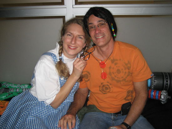 Nein, nein, nein, nur das Kleid ist sehr unvorteilhaft und viel zu groß....