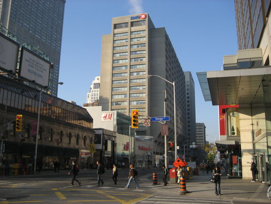 Die Yong-Street ist mit ihren 2000km die laengste Strasse der Welt und hat es sogar ins Guinness Buch der Rekorde geschafft.
Sie beginnt am Ufer des Ontariosees und endet im Norden der Provinz Ontario