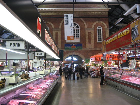 St. Lauwrence Market
Hier gibt es alles was das Herz begehrt. Samstags kommen die Farmer aus der Region und verkaufen ganz frisch ihre Erzeugnisse