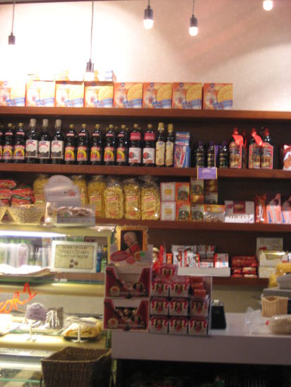 Anschliessend wärmen wir uns in einem tschechischen Café "La Prague" auf und wir sind erstaunt, dass es hier Apfelstrudel, Marzipan, Glühwein, Stollen, Mozartkugeln, Kinderschokolade... und vieles mehr gibt. Alles wird gut!