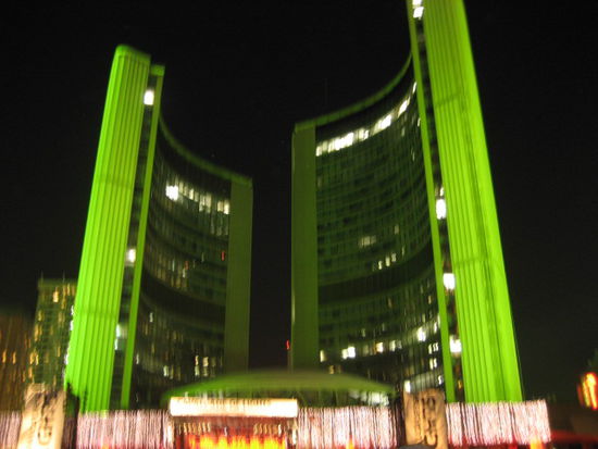 City Hall - sogar der CN Tower war zur Feier des Tages in Rot-Grün angestrahlt