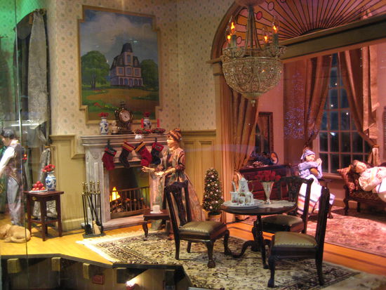 Schaufensterdeko von "The Bay" - erinnert mich ein wenig an die Weihnachts-Steiff-
Deko des Bonner Kaufhofs