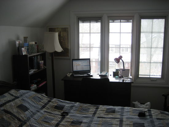 Und das ist ein kleiner Einblick in mein Zimmer - abgesehen von den etwas altmodischen Möbeln (man beachte die schicke Lampe), lässt es sich hier aushalten