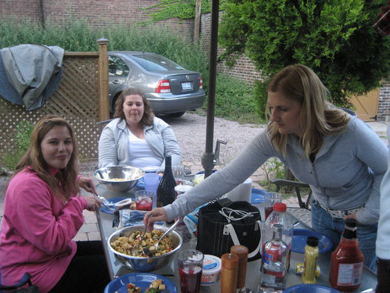 Hm, yummy Nudelsalat, Mais und Hamburger - und Vodka mit Cranberry/Raspberrysaft