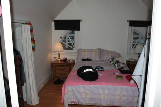 Und mein Schlafzimmer - das rosa Bettzeug habe ich sofort eliminiert! 