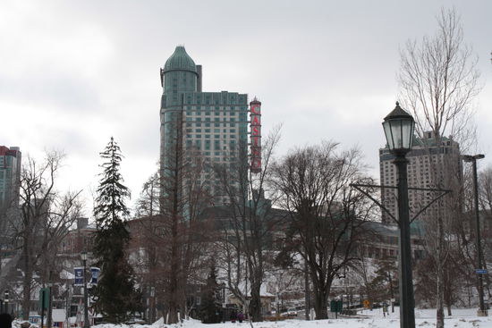 Das Casino - es ist eine Schade, dass diese Gebäude direkt an den Fällen genehmigt wurden