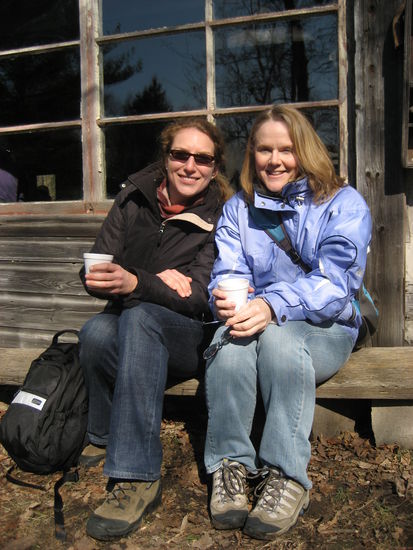 Wir geniessen heisse Schokolade in der Fruehlingssonne!