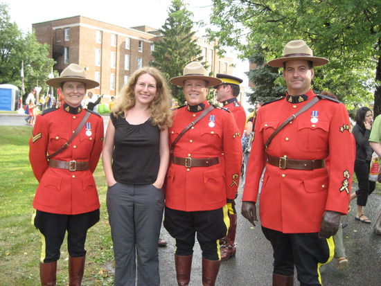 Die RCMP ist nationale Polizei Kanadas. Für den Musical Ride tragen die Polizisten ihre Parade-Uniform. Typisches Erkennungszeichen - der braune Hut