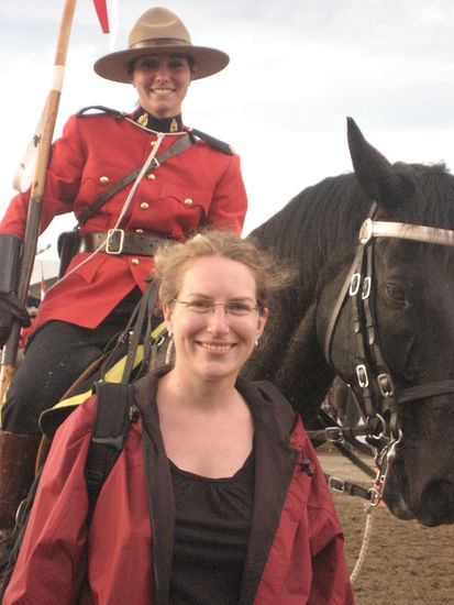 Tracey musste mich unbedingt mit Pferd und Mountie fotographieren..