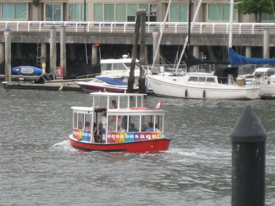Mit den kleinen lustigen Wassertaxis geht es dann zurück auf die andere Uferseite