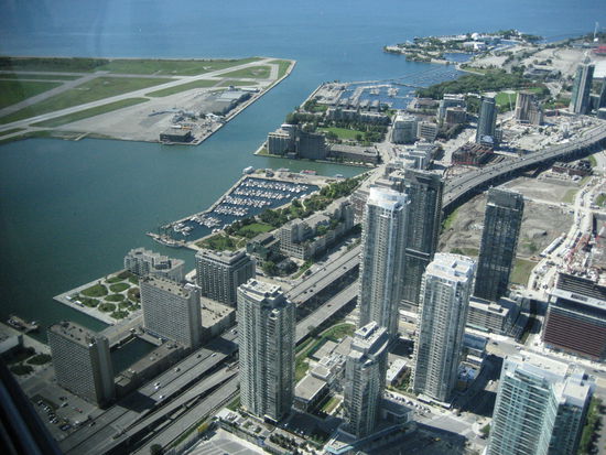 The Island mit Flughafen