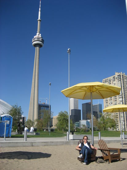 Am beach - sehr nette Kulisse mit Blick auf den Ontariosee - es war so warm, dass ich mir sogar einen Sonnenbrand geholt habe