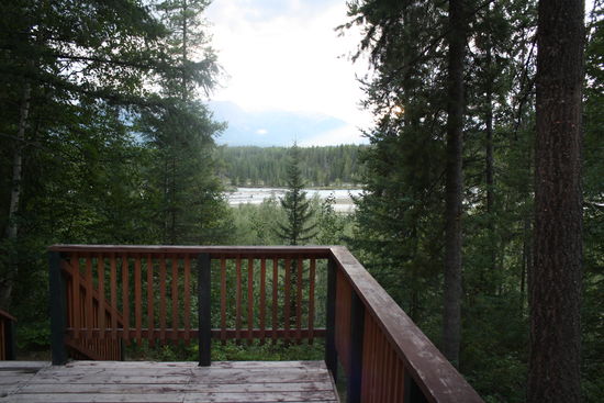 Blick von unserer Veranda auf den Fluss; leider war es nicht warm genug, um den Grill zu nutzen und draußen zu sitzen