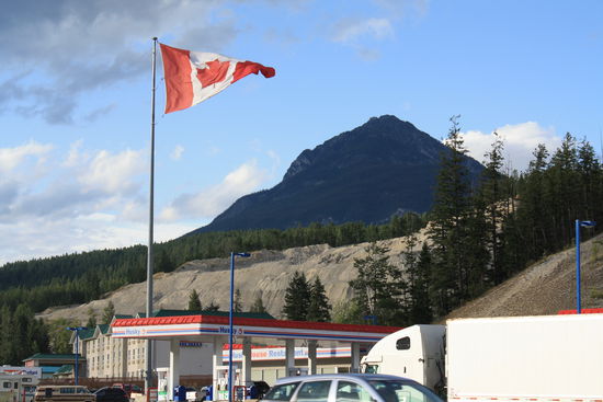 Schnell nochmal tanken, bevor es in die Berge geht...