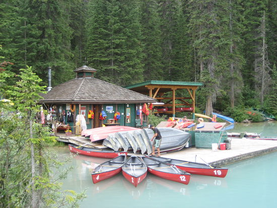 Sollen wir uns ein Kanu mieten? Entscheiden uns aber dann doch dagegen