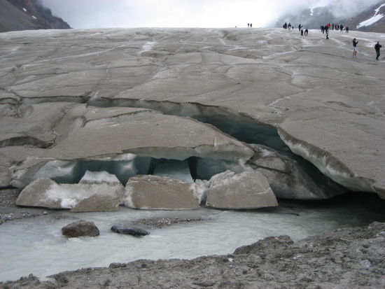 Eine Schautafel verdeutlicht drastisch, dass der Gletscher in den letzten 100 Jahren um ca. die Hälfte geschrumpft ist