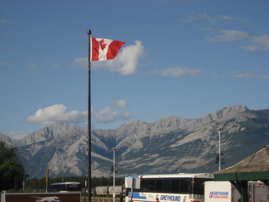 Jasper hat uns um einiges besser gefallen als Banff. Das Örtchen ist viel ansprechender und nicht ganz so touristisch. Nach unserem Dinner machen wir uns auf dem Weg nach Tete Jaune Cache, wo wir bei Elli &amp; Andi die Nacht verbringen