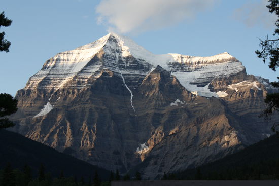 Wir hatten das unglaubliche Glück, dass in diesem Moment die Sonne herauskam und wir einen Blick auf den Berg in der Abendsonne werfen konnten