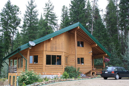Hier wohnen Elli &amp; Andi, die schon vor vielen Jahren nach Kanada ausgewandert sind. Andi hat das Haus alleine gebaut, ein typisches kanadisches Blockhaus